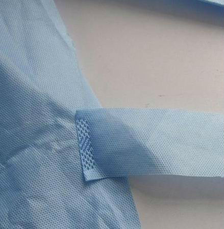 Résistant liquide jetable léger de robe chirurgicale avec la manchette tricotée