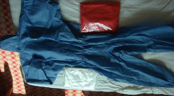 Résistant liquide de costume jetable libre de combinaison de latex pour la clinique/laboratoire médical