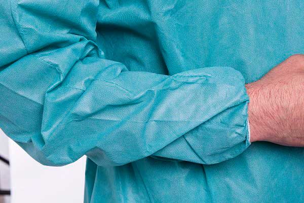Manteau soignant sous peu non tissÃ© de haute qualitÃ© de laboratoire d'uniformes de pp